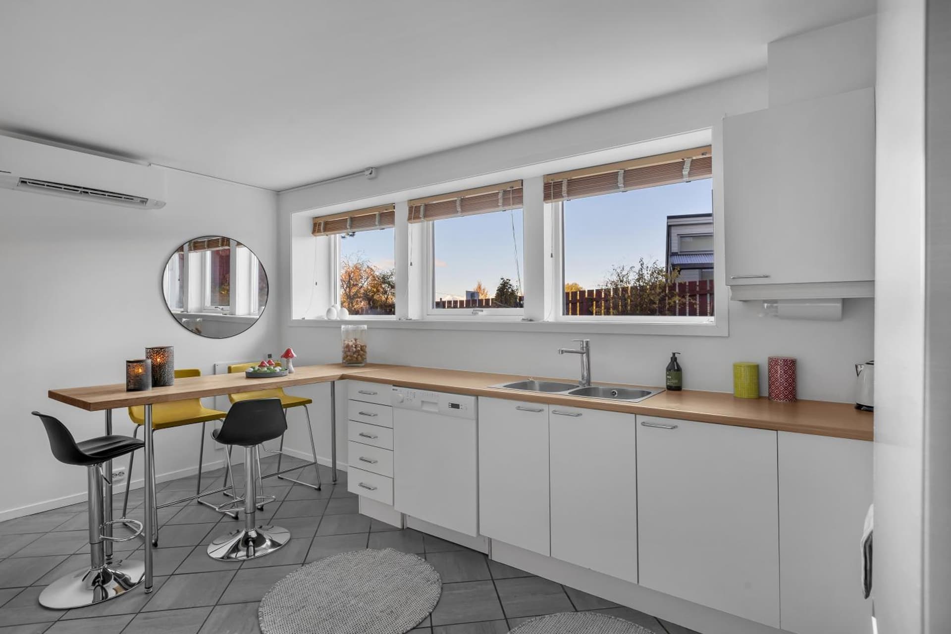 Stormly - Modern 1-bedroom with Sofa-bed, Free Parking, Quiet Area
