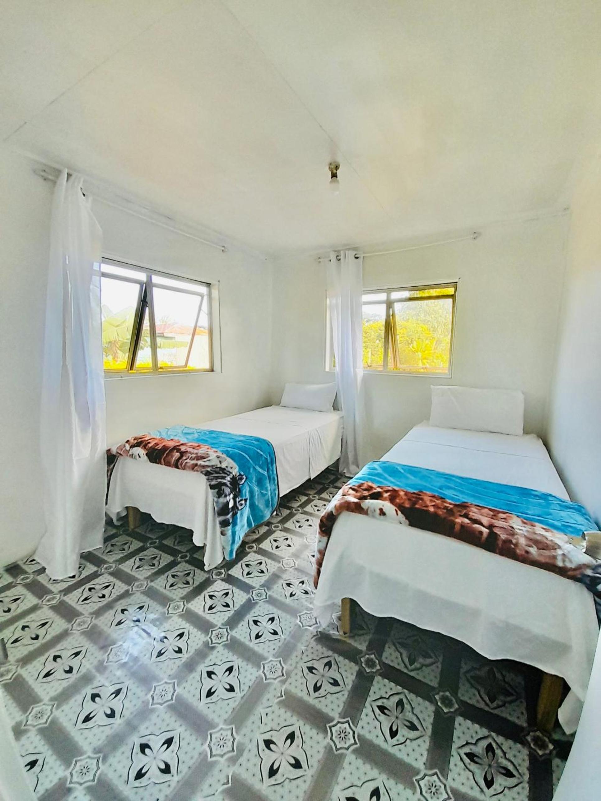 Tonga Airport Cottage - Private Twin Room with Shared bathroom - Budget Accommodation