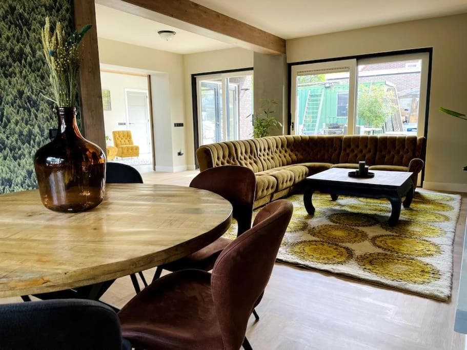 Luxurious Renovated Home, Retro Touch!