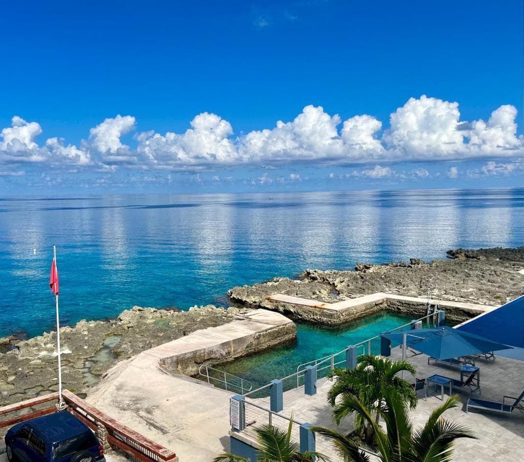 Ocean Front Condo - Restaurant, Diving & Snorkeling on site