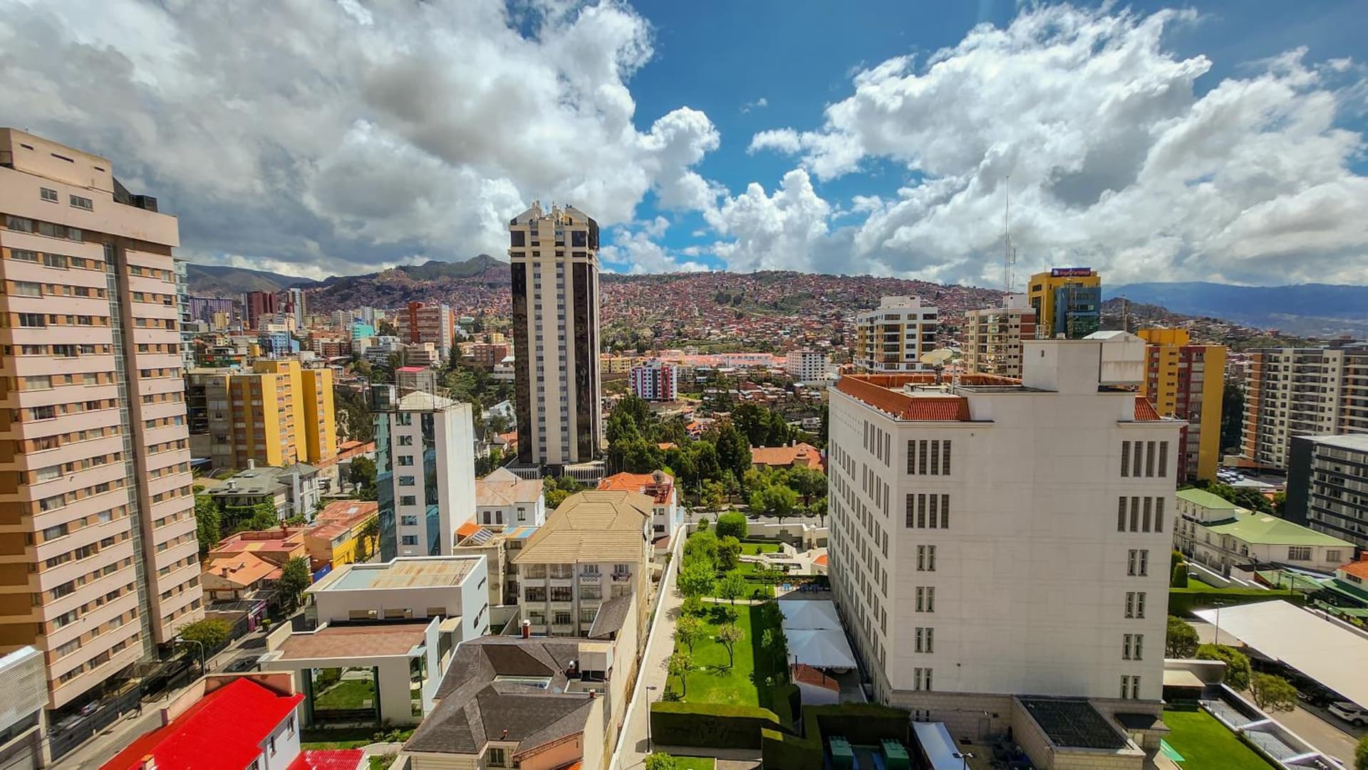 Comodo amplio con lindas vistas sector embajadas piso alto