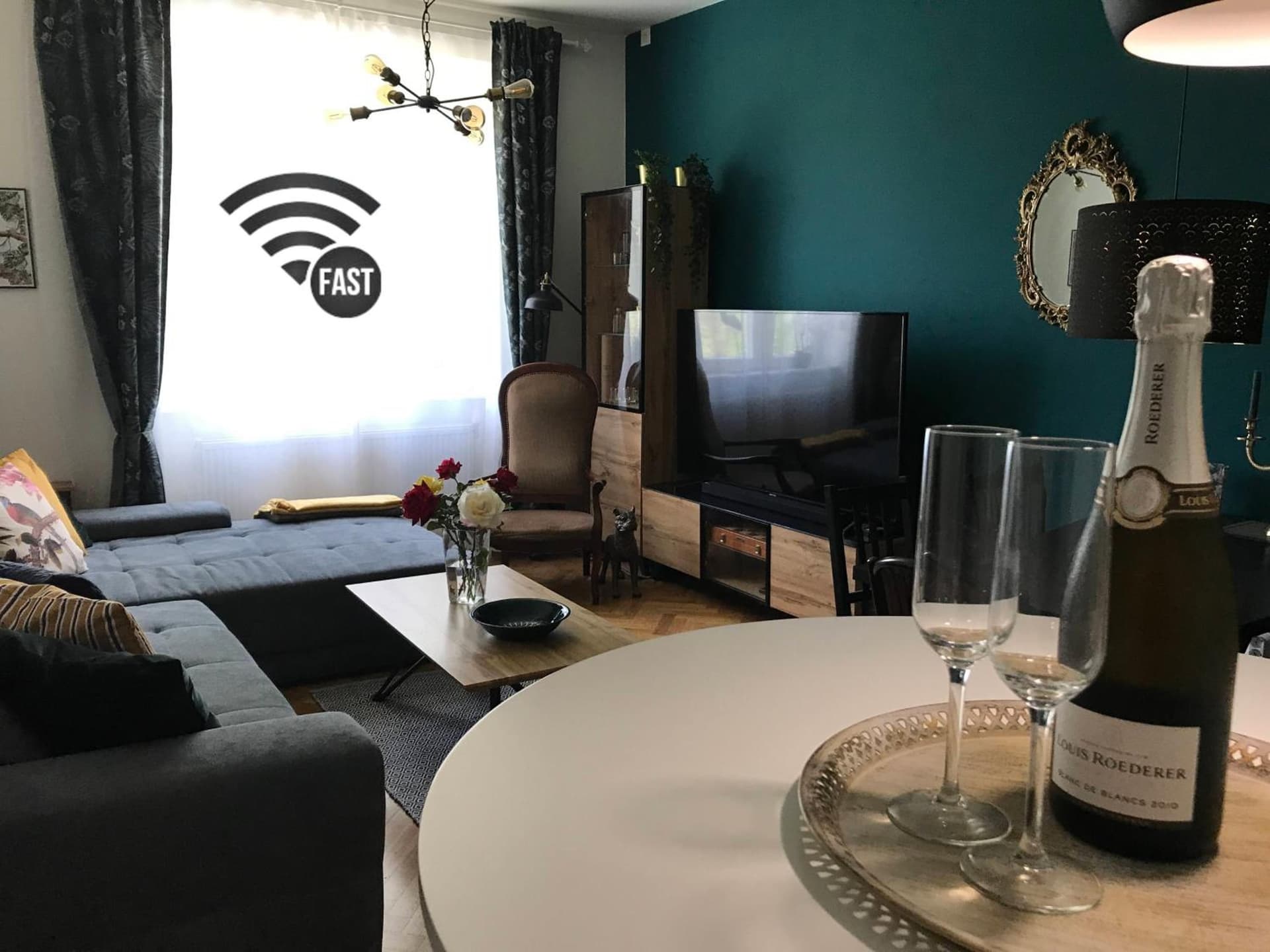 S8 Luxury OldTown Apartment - Foodstore, Crib, BabyChair, Netflix, PC Screen, UnlimMusic