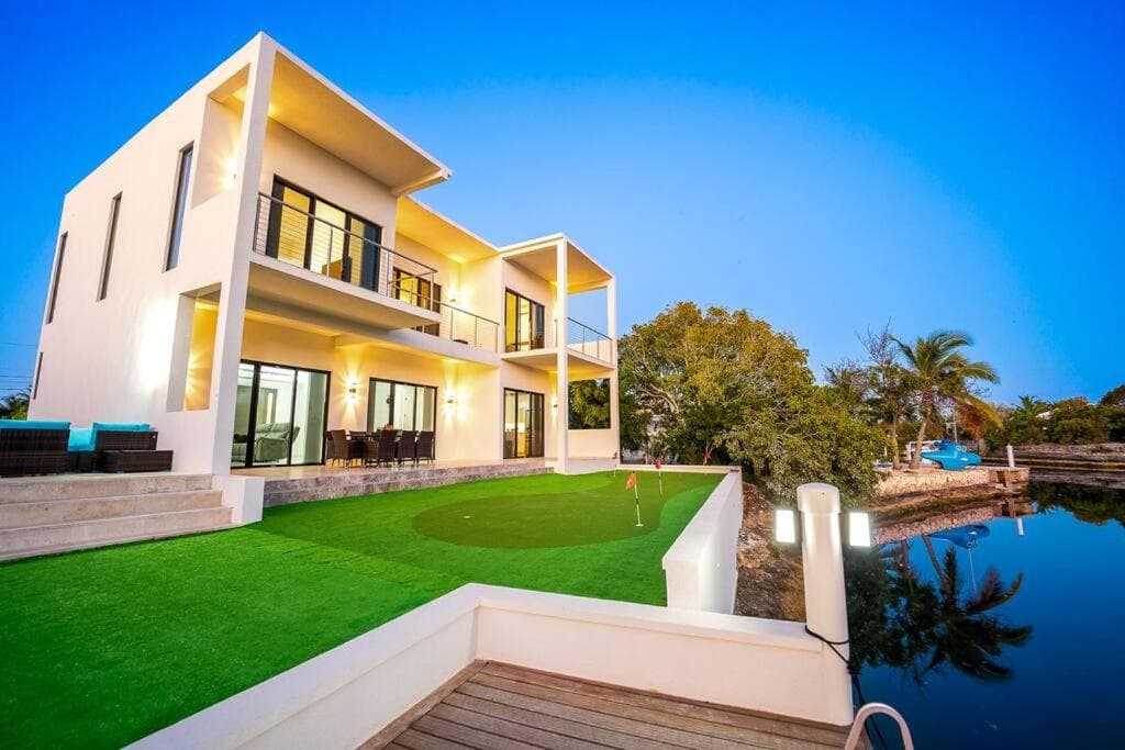 Canal View Villa, BBQ, Pool & Mini-Golf Adventure