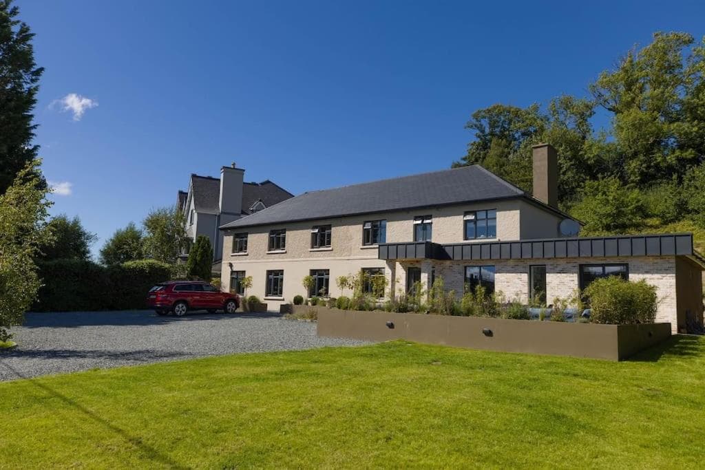 Luxury Eleven Bedroom House Sleeps 23 5-10 mins walk from town Centre