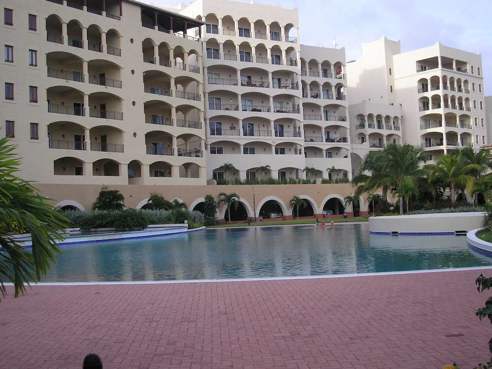 Savana at Porto Cupecoy Marina