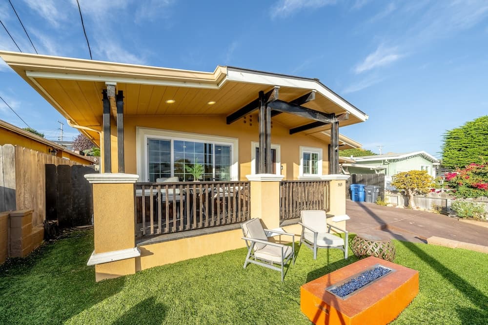 Fully Updated 3 BDR Seaside Home Minutes to Beach!