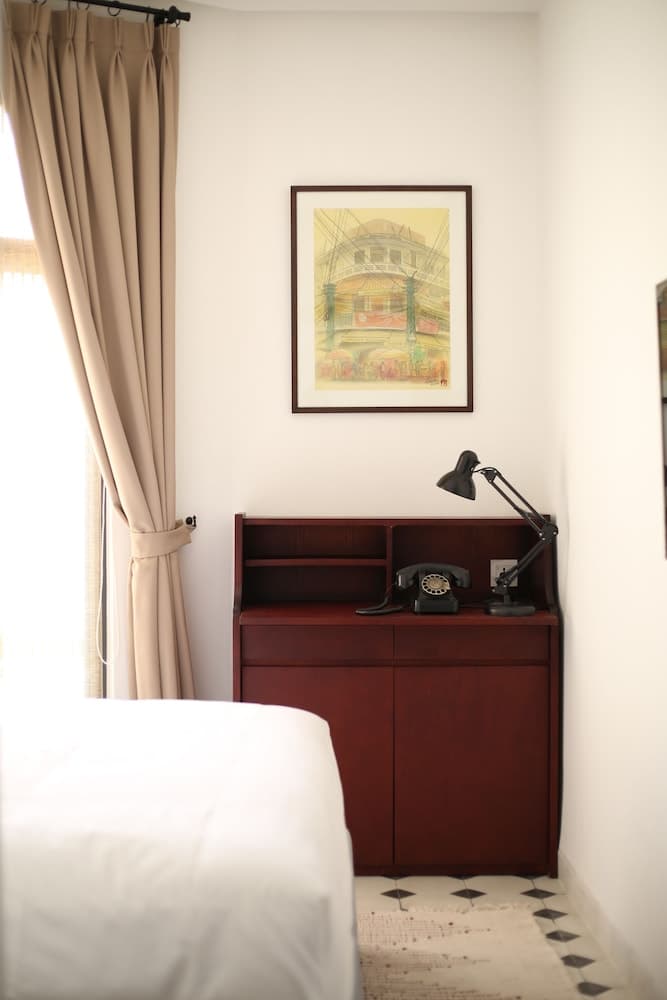 LA. CHRONIQUE HOTEL