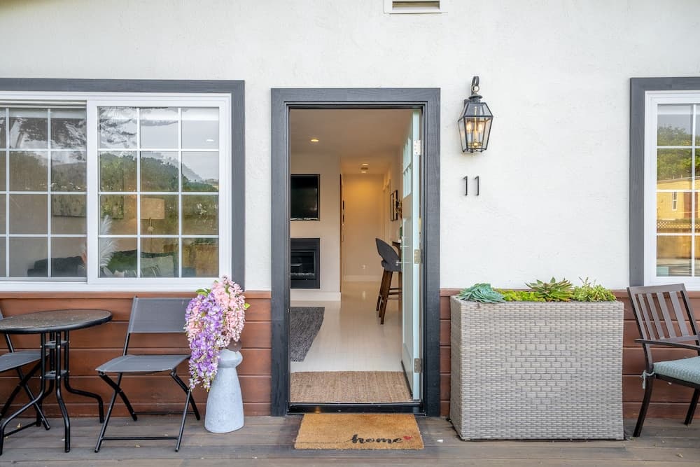 Your Dream Seaside Vacation! Charming 2 BDR Home