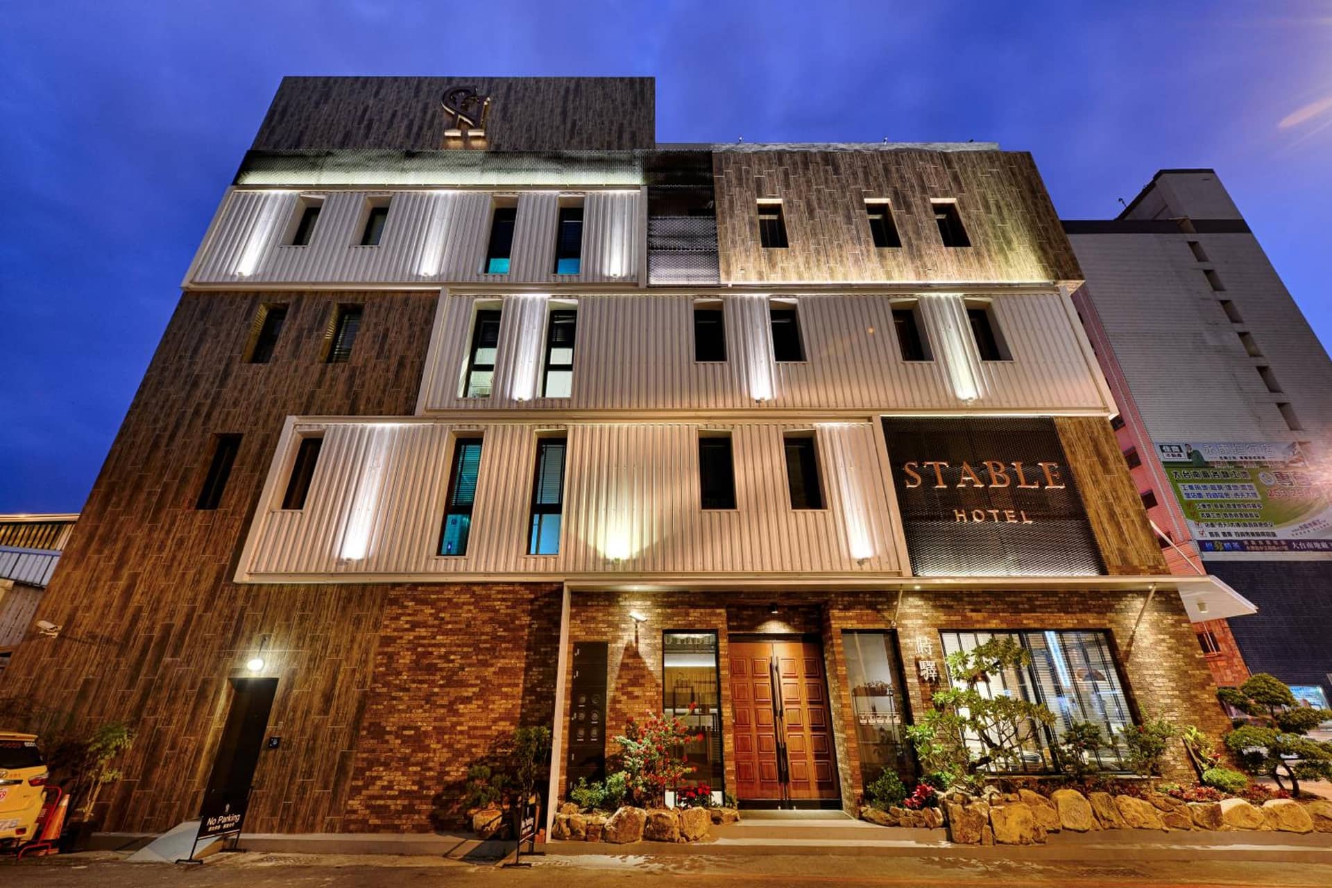 STABLE HOTEL