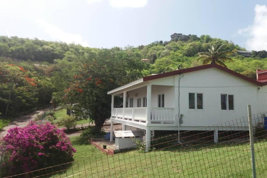 Spacious Apartment in Quiet Neighborhood nr Airport and Beach
