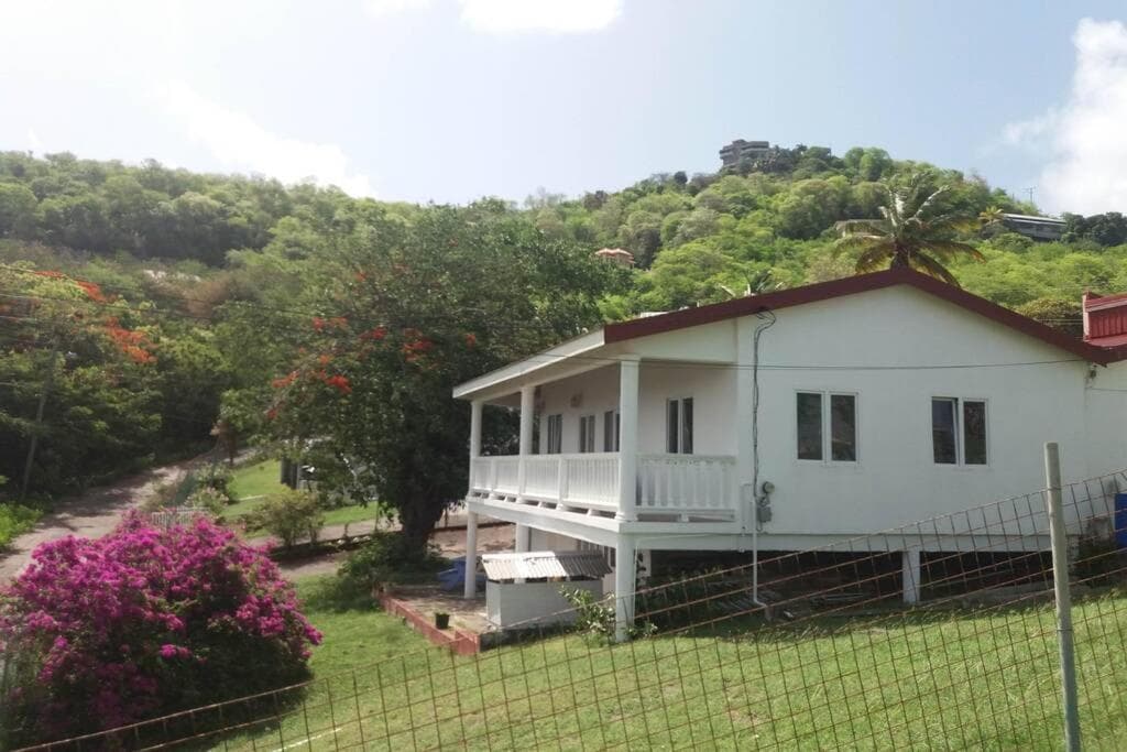 Spacious Apartment in Quiet Neighborhood nr Airport and Beach