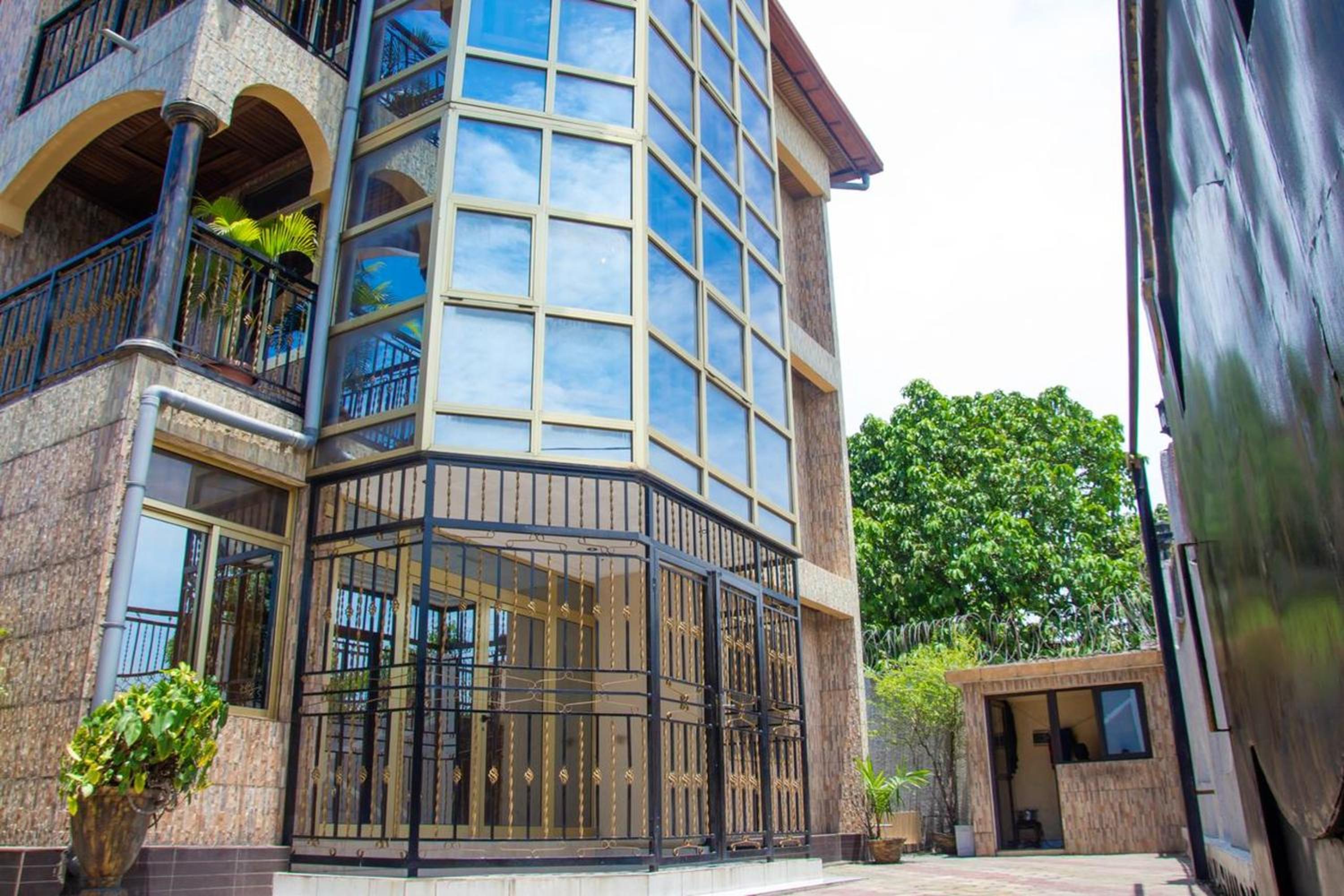 Appartement spacieux à Kinshasa avec balconELv