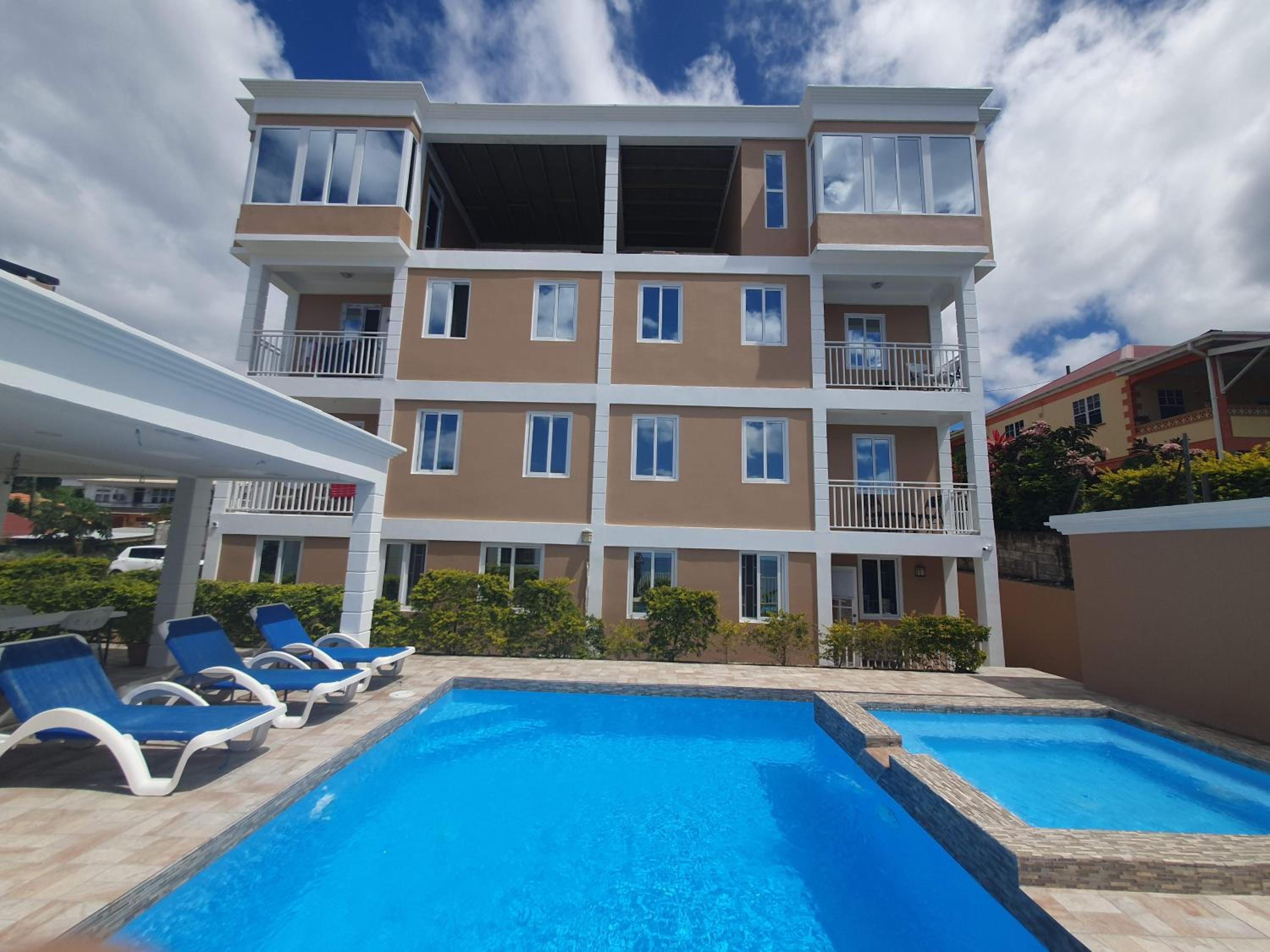 2 minutes from Roseau, Cozy studio with shared pool