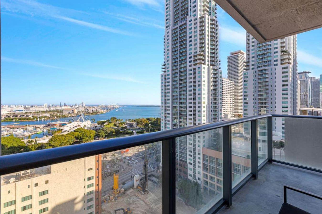 Corner condo w/ Unrivaled views