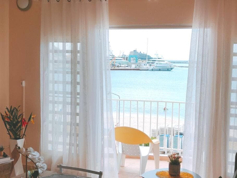 Beachfront , Luxury 2 Bedroom Apartment