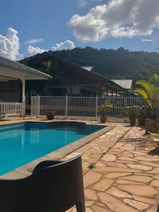 les hauts de Remire Chambre studio indépendant calme avec piscine