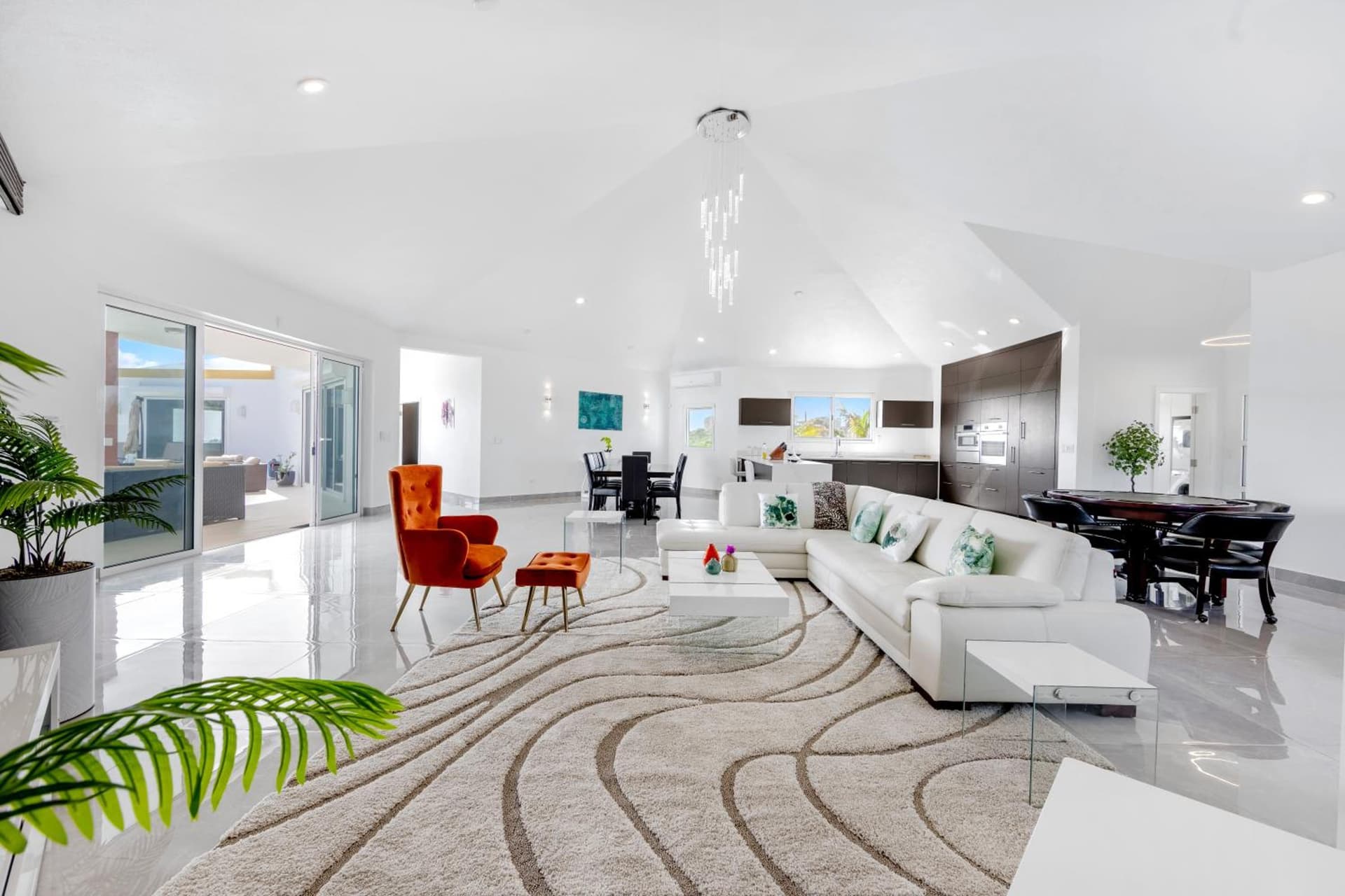 4-Bed Villa Pool Parking