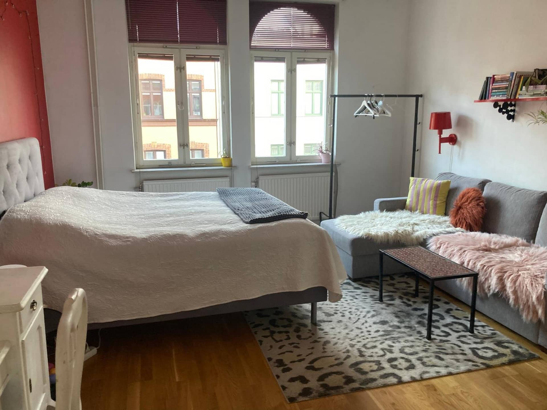 Rum med eget badrum och stort, delat kök,centralt i Malmö A room in an apartment, own bathroom and kitchen shared with a family