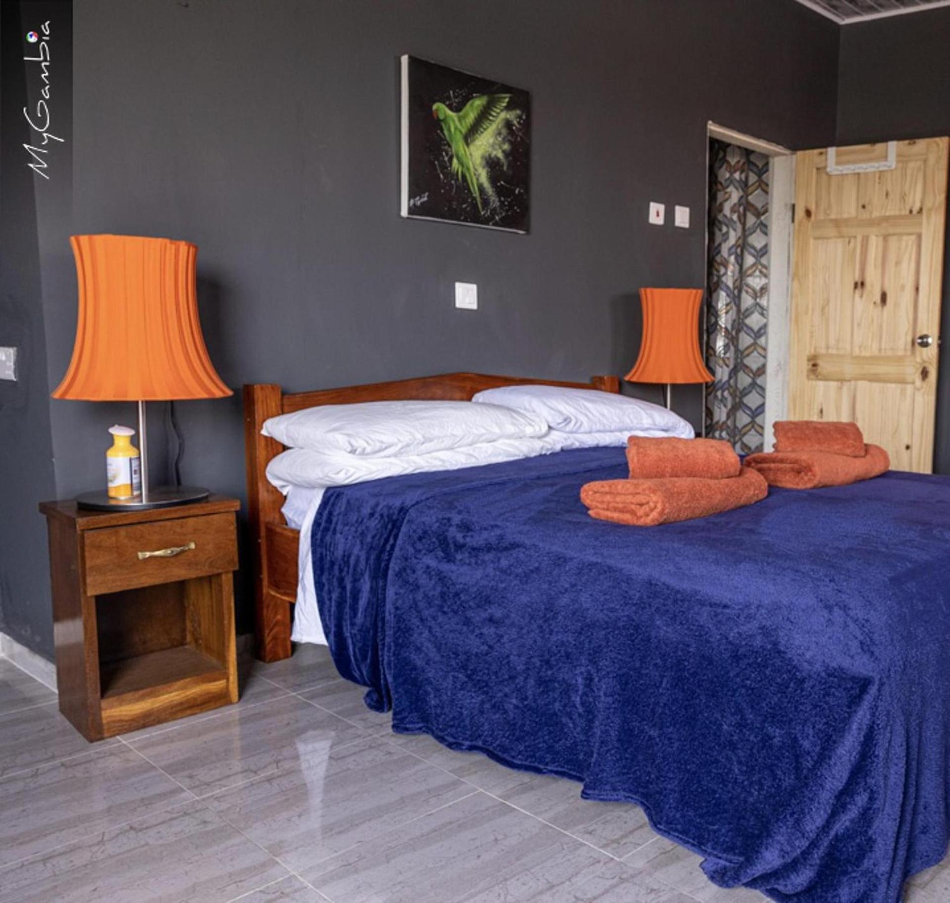 Seaview - Sleeps 3 - Access to Beach - Bakau