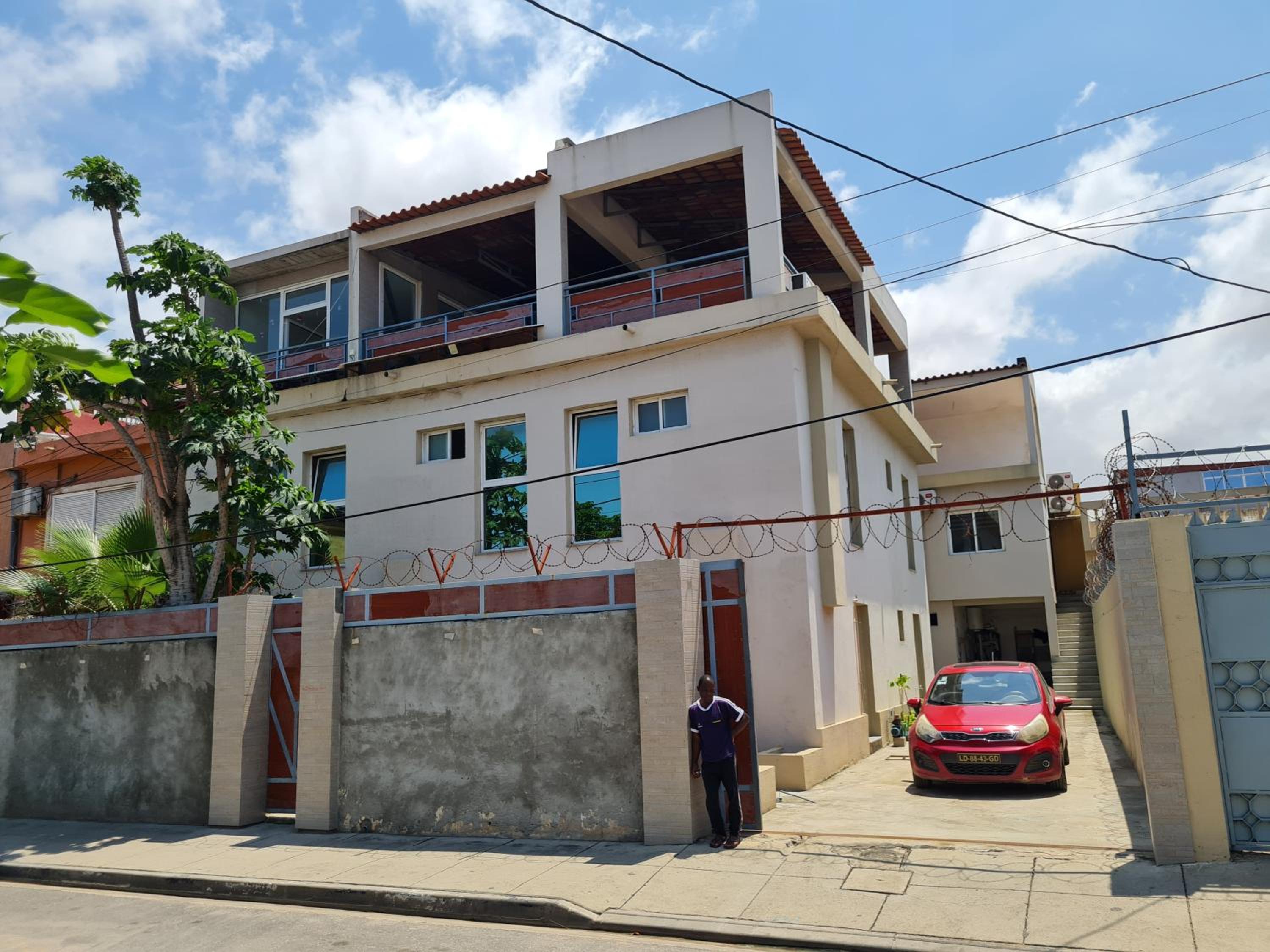 Guest House Sleeps 14 with Terrace