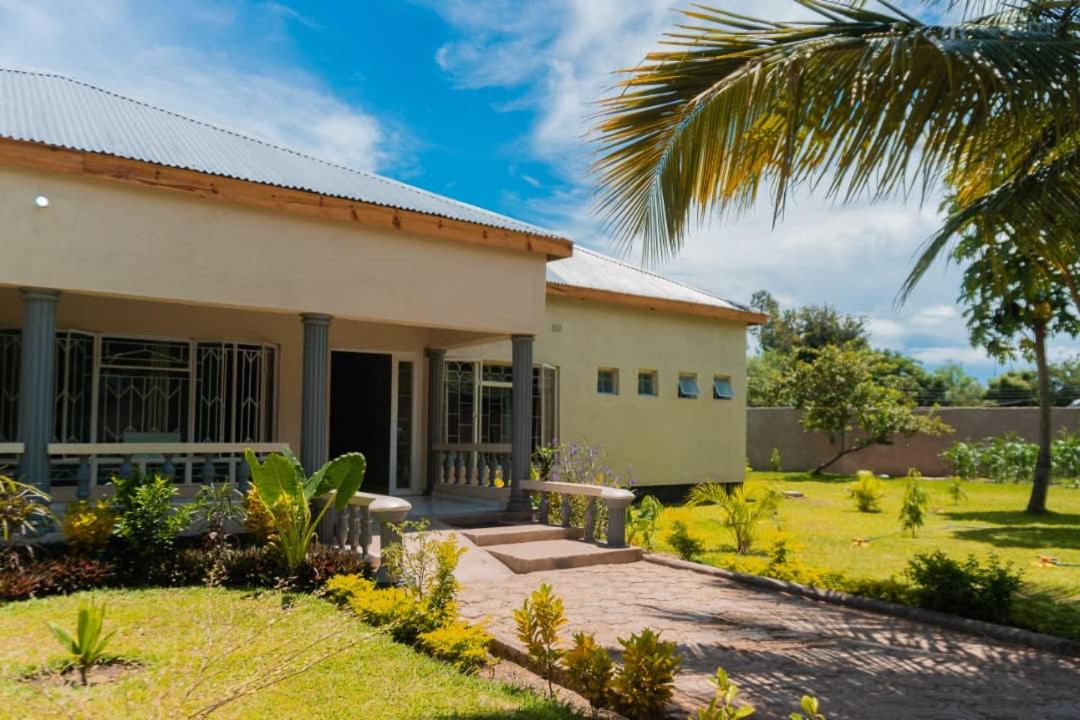 Adams lodges Ltd