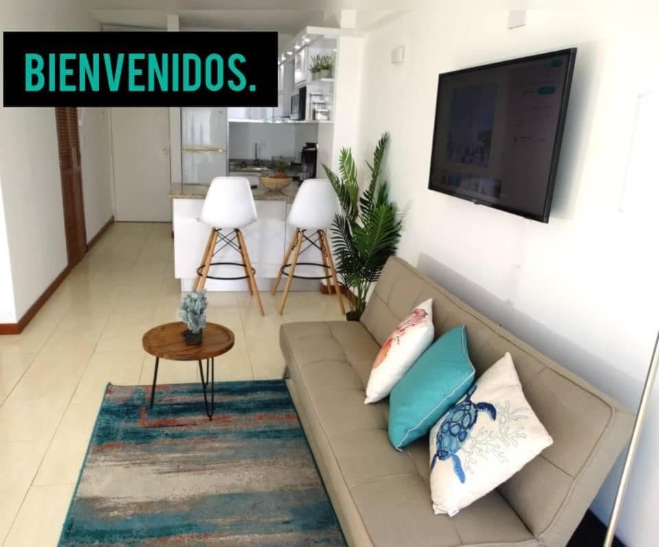 Bello estudio con vista al mar