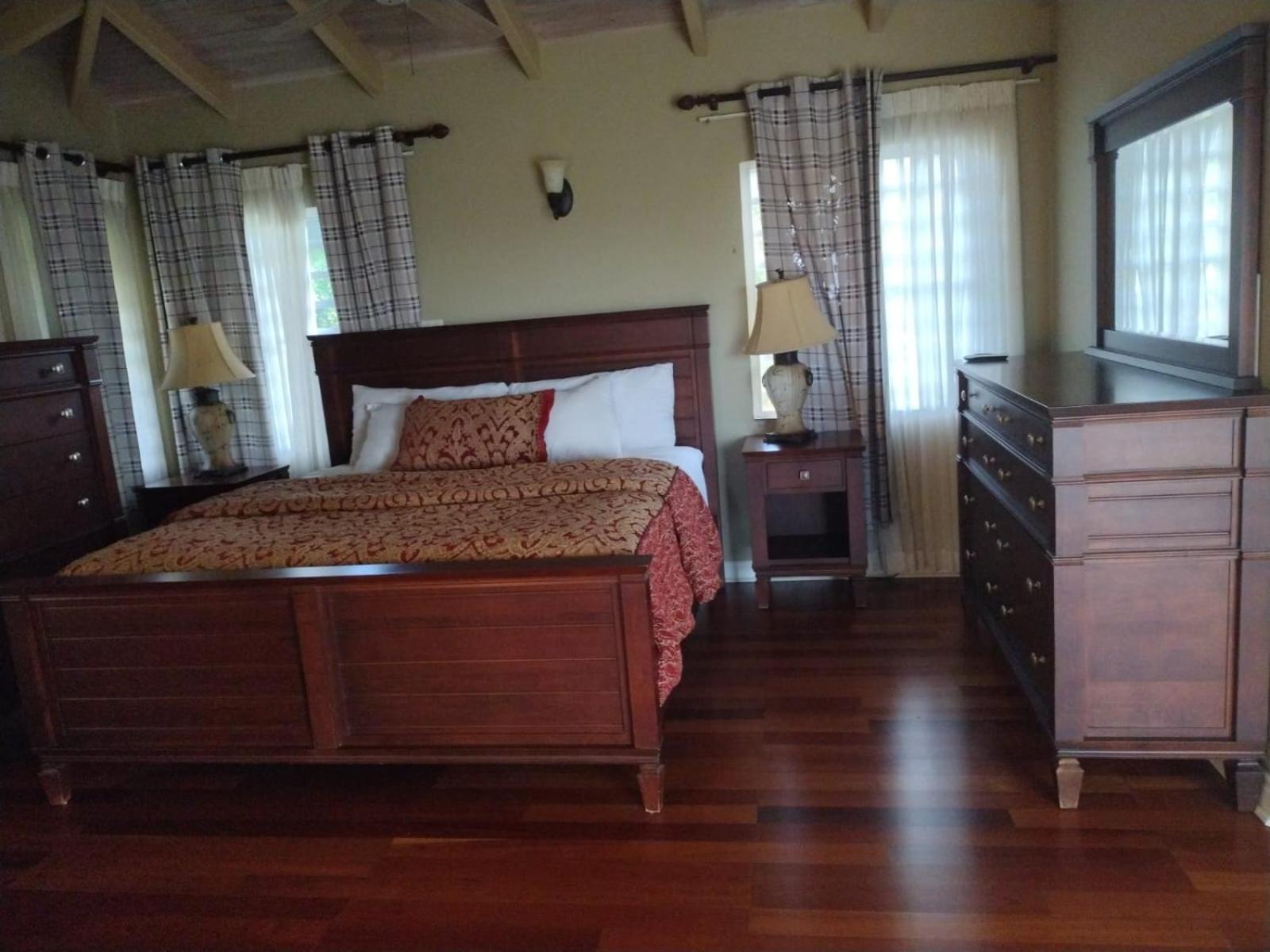 Luxury Spacious Villa with Aircon and Pool Table