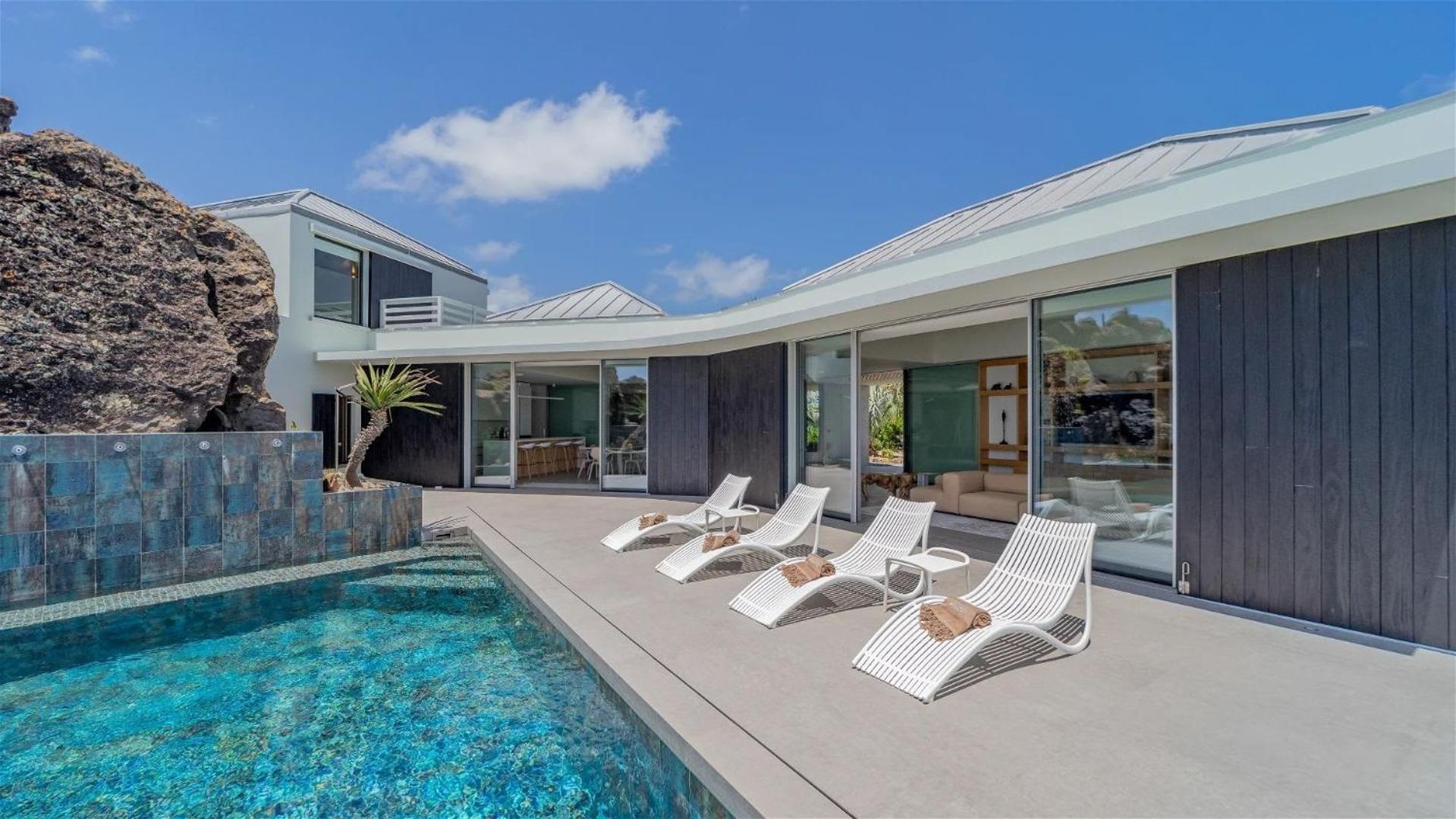 Exceptional 4BR Villa Overlooking the Ocean