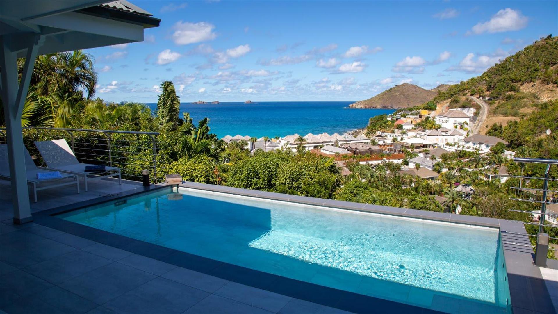 Romantic villa with stunning views of blue ocean