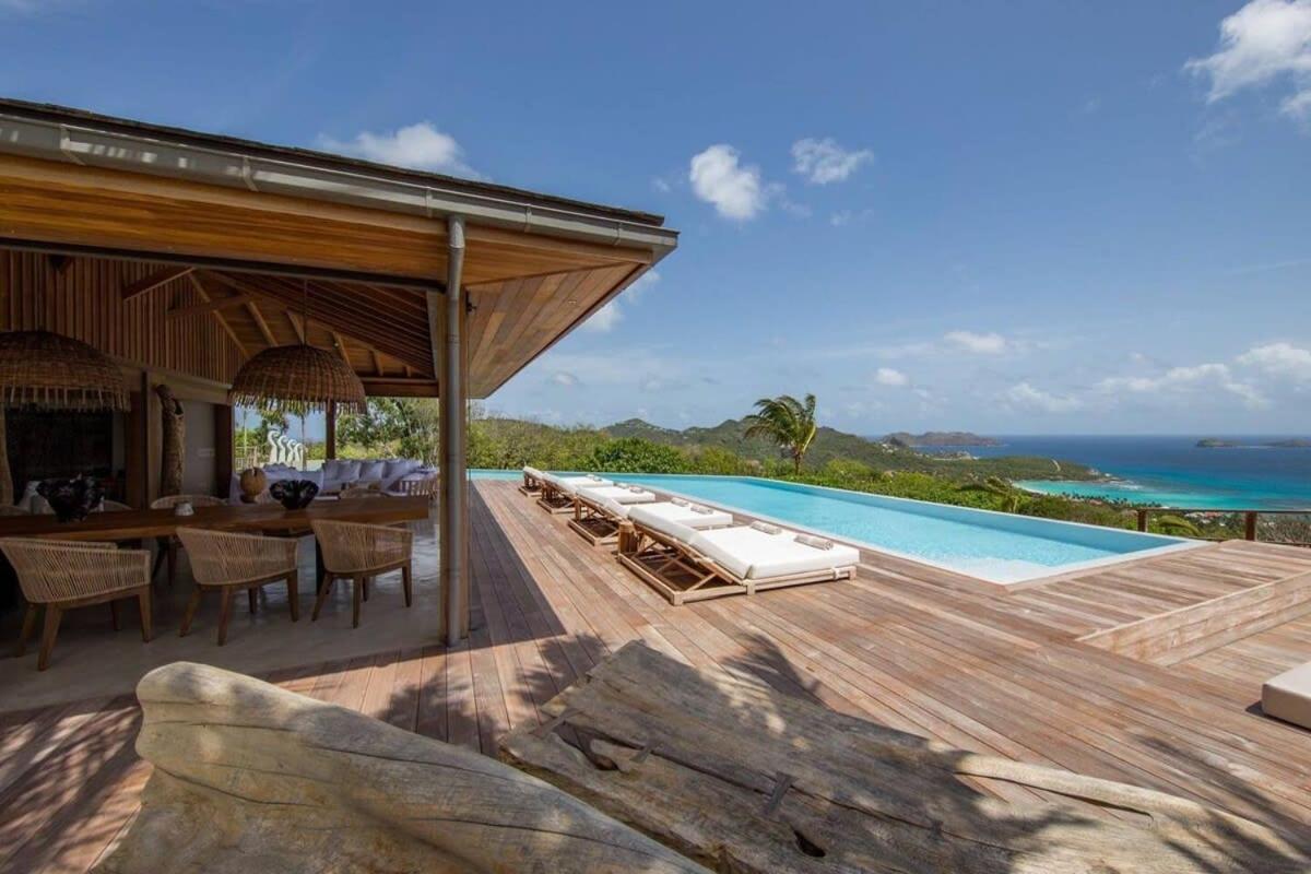 Graceful Villa offering Panoramic Views of the Bay