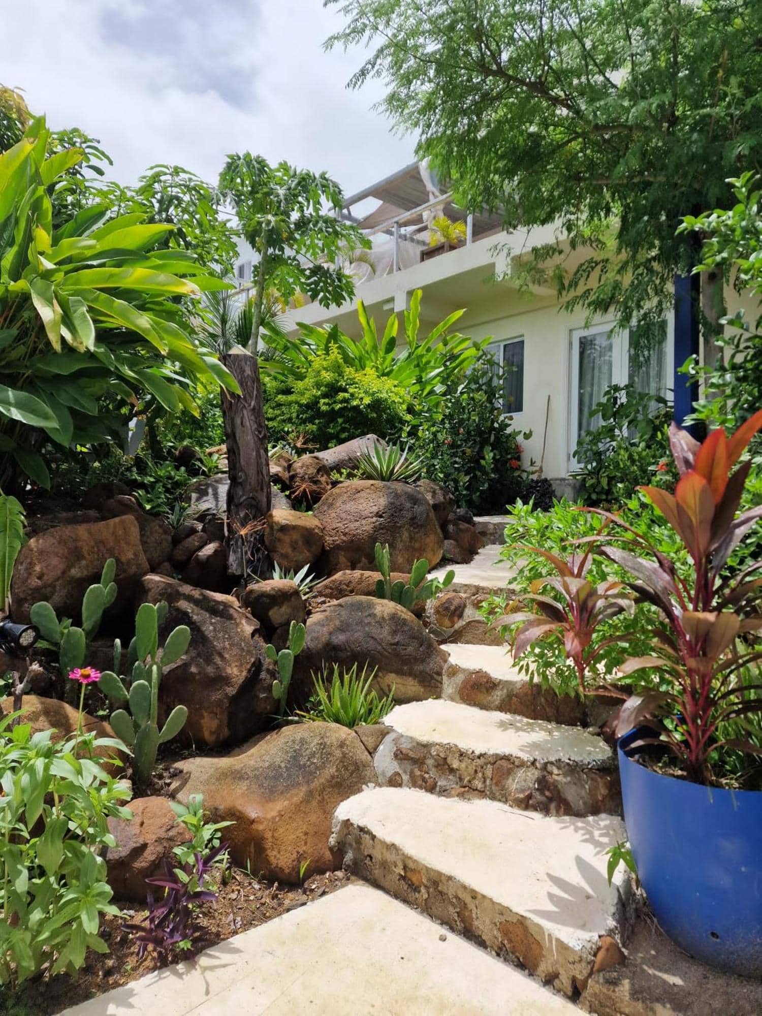 Modern garden apartment close to airport and sea