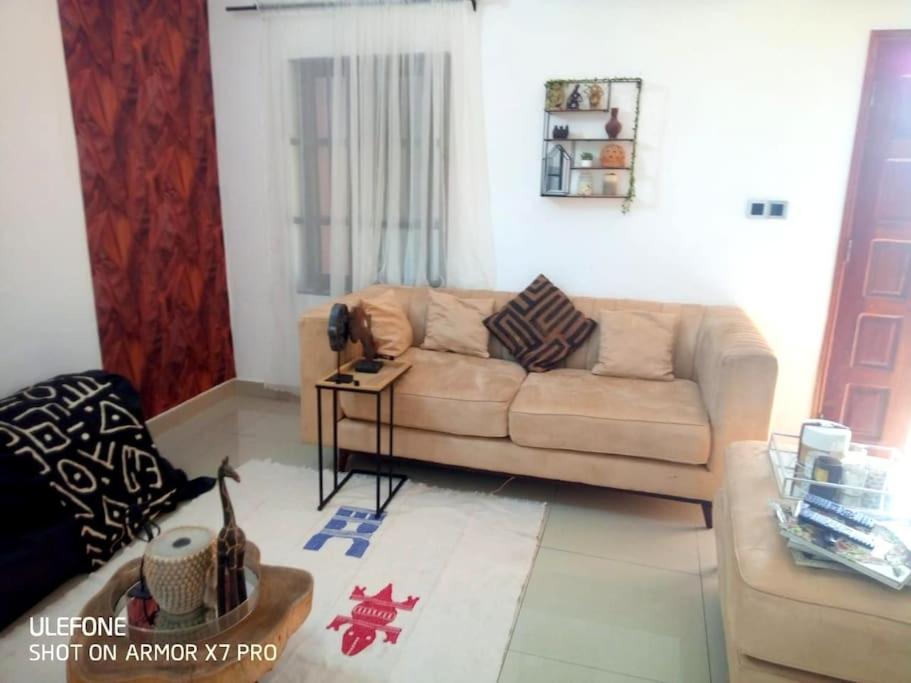 Apt 2 chambres déco africaine - aéroport à 7min, plage à 200m