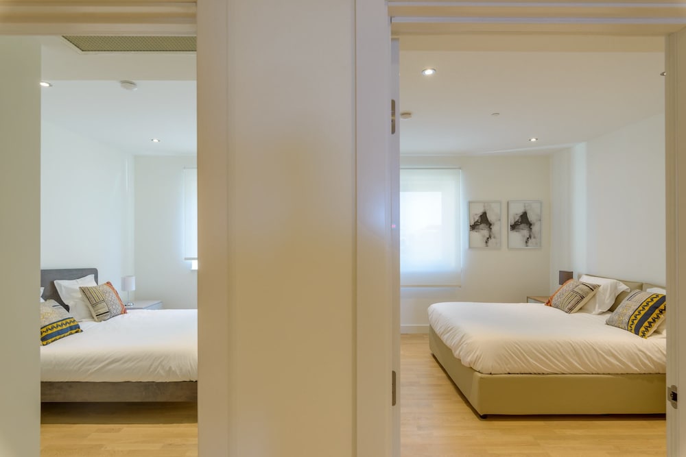 Luxury Modern Apartment With Exceptional Views! Hosted by Sweetstay