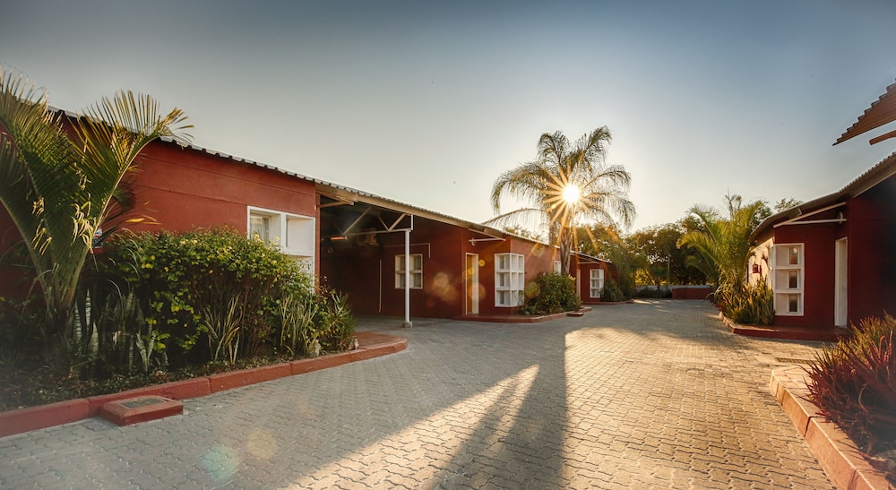 Mokoro Lodge