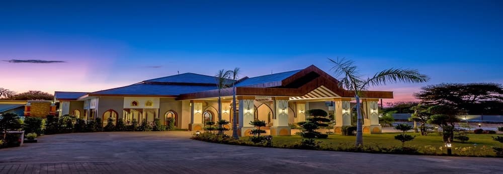 Lustre Bagan Resort